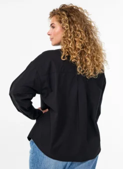 Baumwollbluse mit Ton-in-Ton-Blumenstickerei