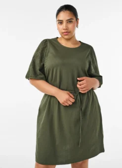 Baumwollkleid mit Broderie-Anglaise-Ärmeln und Bindegürtel
