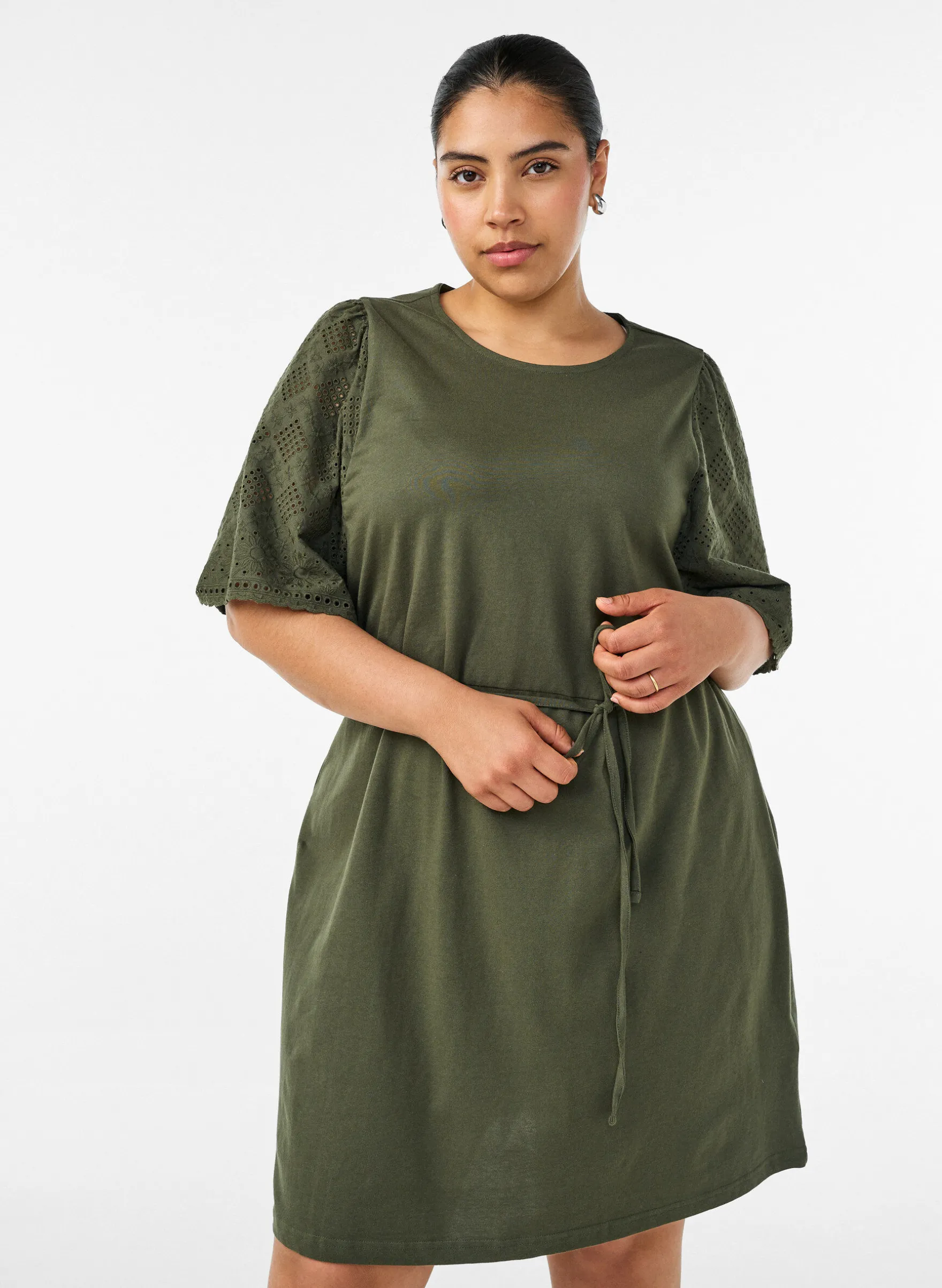 Baumwollkleid mit Broderie-Anglaise-Ärmeln und Bindegürtel