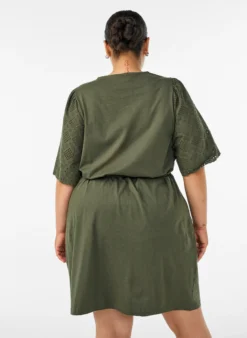 Baumwollkleid mit Broderie-Anglaise-Ärmeln und Bindegürtel