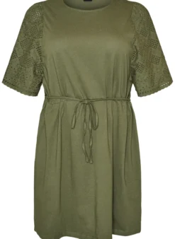 Baumwollkleid mit Broderie-Anglaise-Ärmeln und Bindegürtel