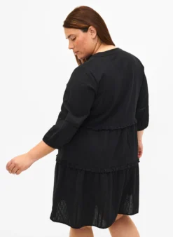 Baumwollkleid mit 3/4-Ärmeln und Rüschen
