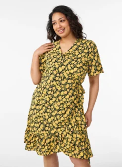 Blumiges Wickelkleid mit kurzen Ärmeln