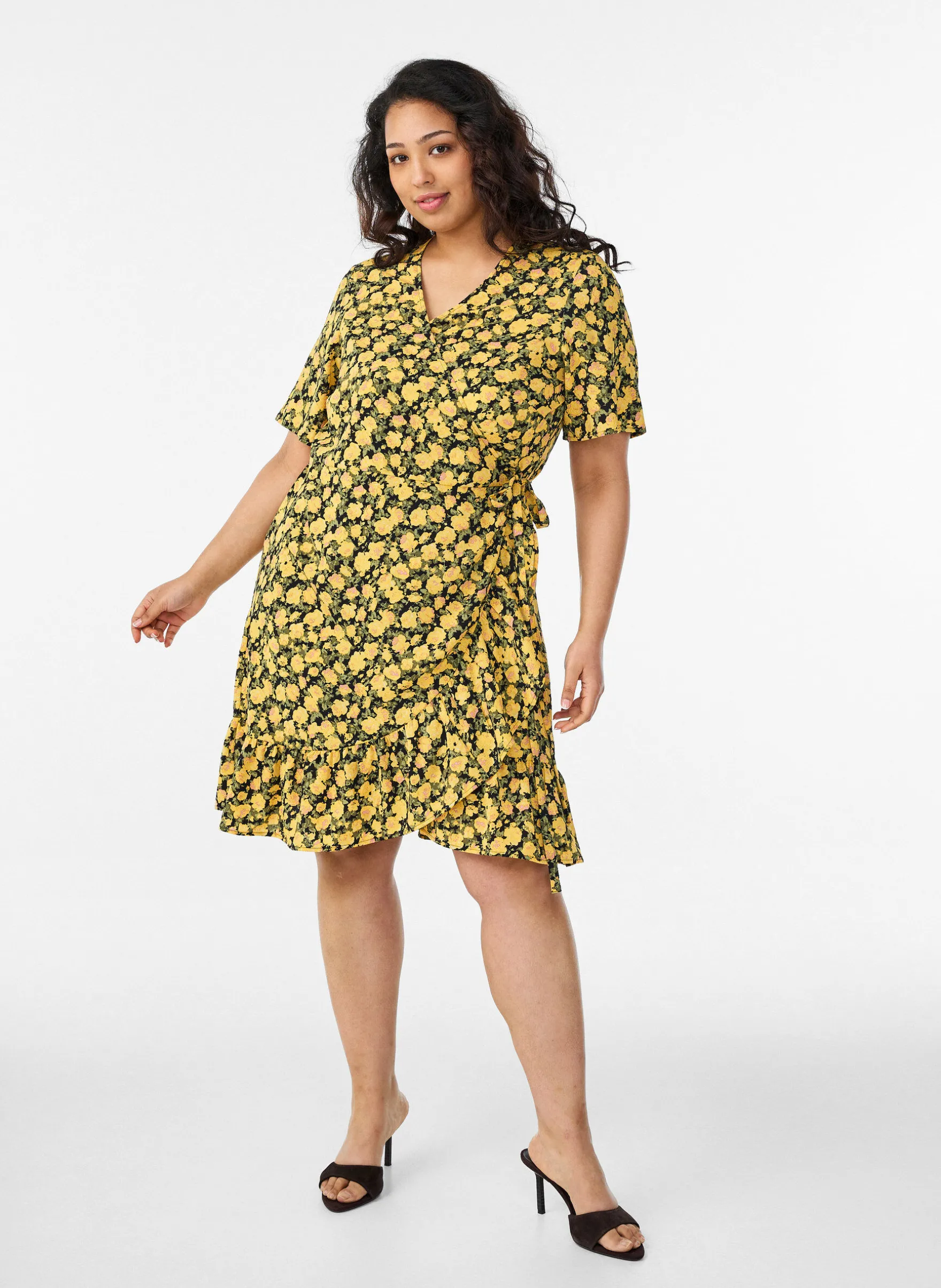 Blumiges Wickelkleid mit kurzen Ärmeln