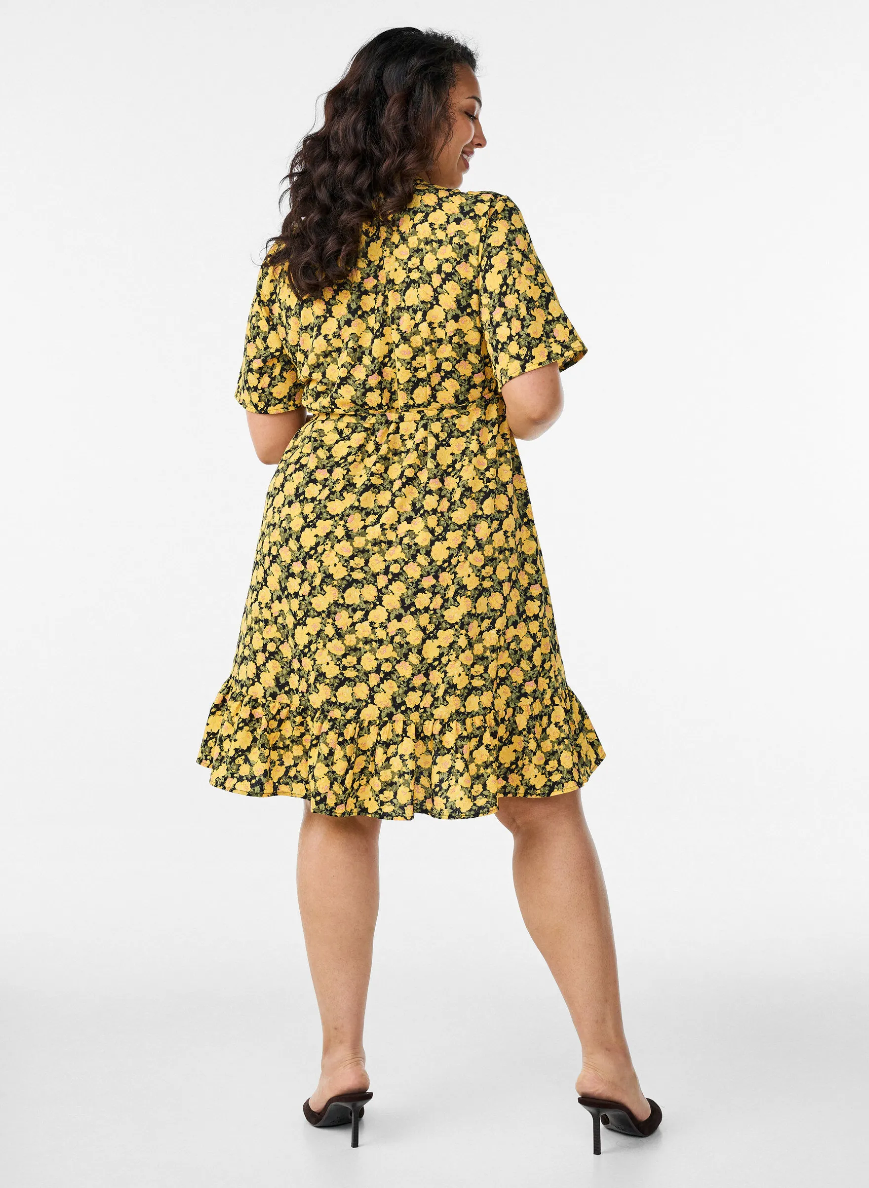 Blumiges Wickelkleid mit kurzen Ärmeln