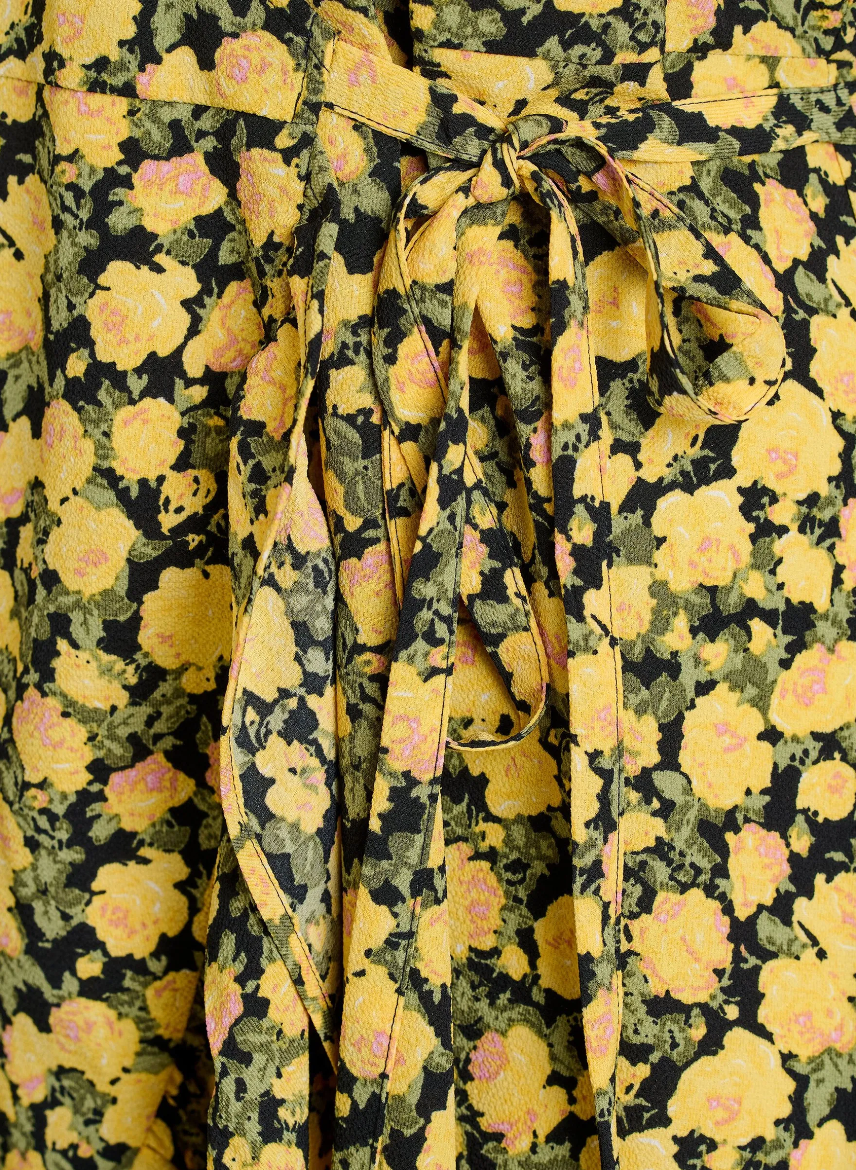 Blumiges Wickelkleid mit kurzen Ärmeln