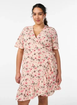 Blumiges Wickelkleid mit kurzen Ärmeln