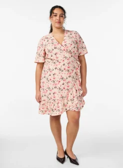 Blumiges Wickelkleid mit kurzen Ärmeln