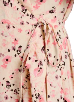 Blumiges Wickelkleid mit kurzen Ärmeln