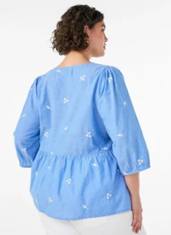Bluse aus Baumwolle mit gestickten Blumen und Knopfverschluss