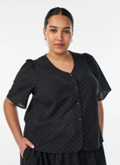 Bluse aus Broderie Anglaise mit Knopfleiste