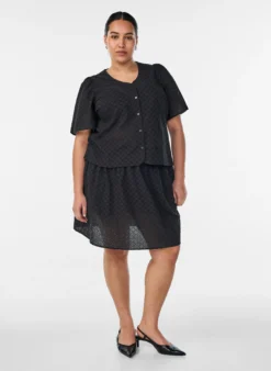 Bluse aus Broderie Anglaise mit Knopfleiste