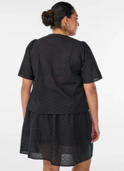 Bluse aus Broderie Anglaise mit Knopfleiste