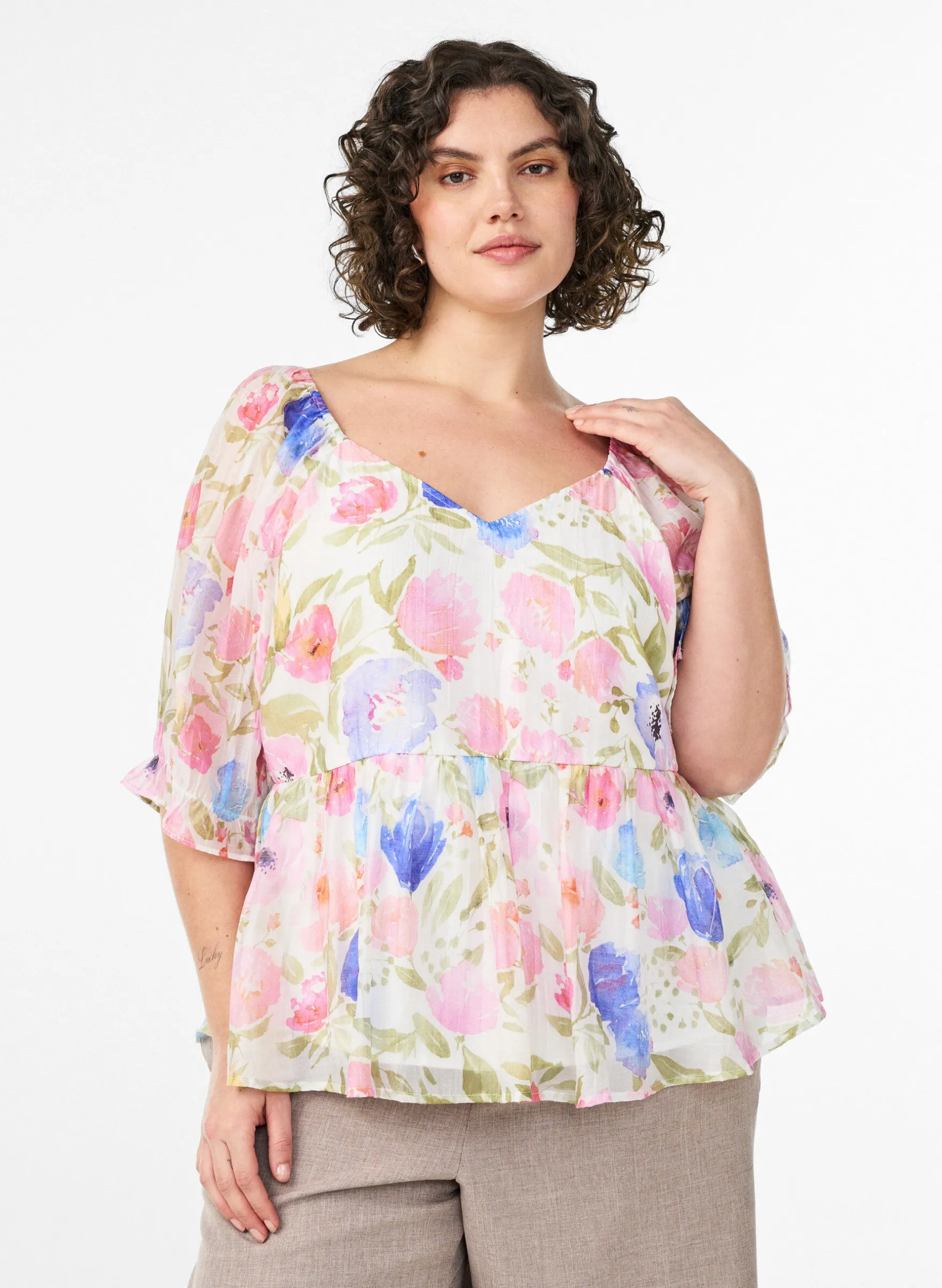 Bluse aus Lyocell mit Blumenprint und Herzausschnitt