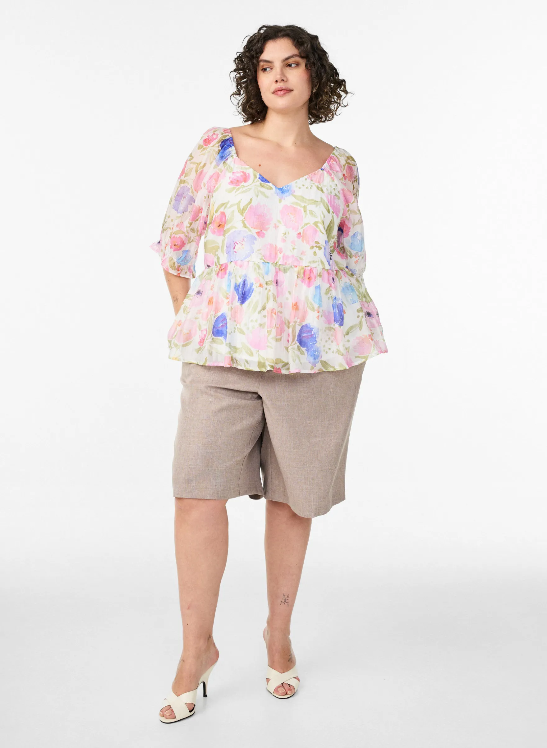Bluse aus Lyocell mit Blumenprint und Herzausschnitt