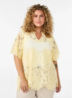 Bluse aus Spitze mit Rüschenkragen und kurzen Ärmeln