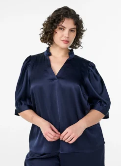 Bluse in Satin-Optik mit 1/2-Ärmeln und Rüschenkragen