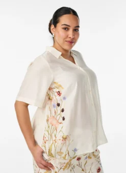 Bluse mit ellbogenlangen Ärmeln und geblümten Details