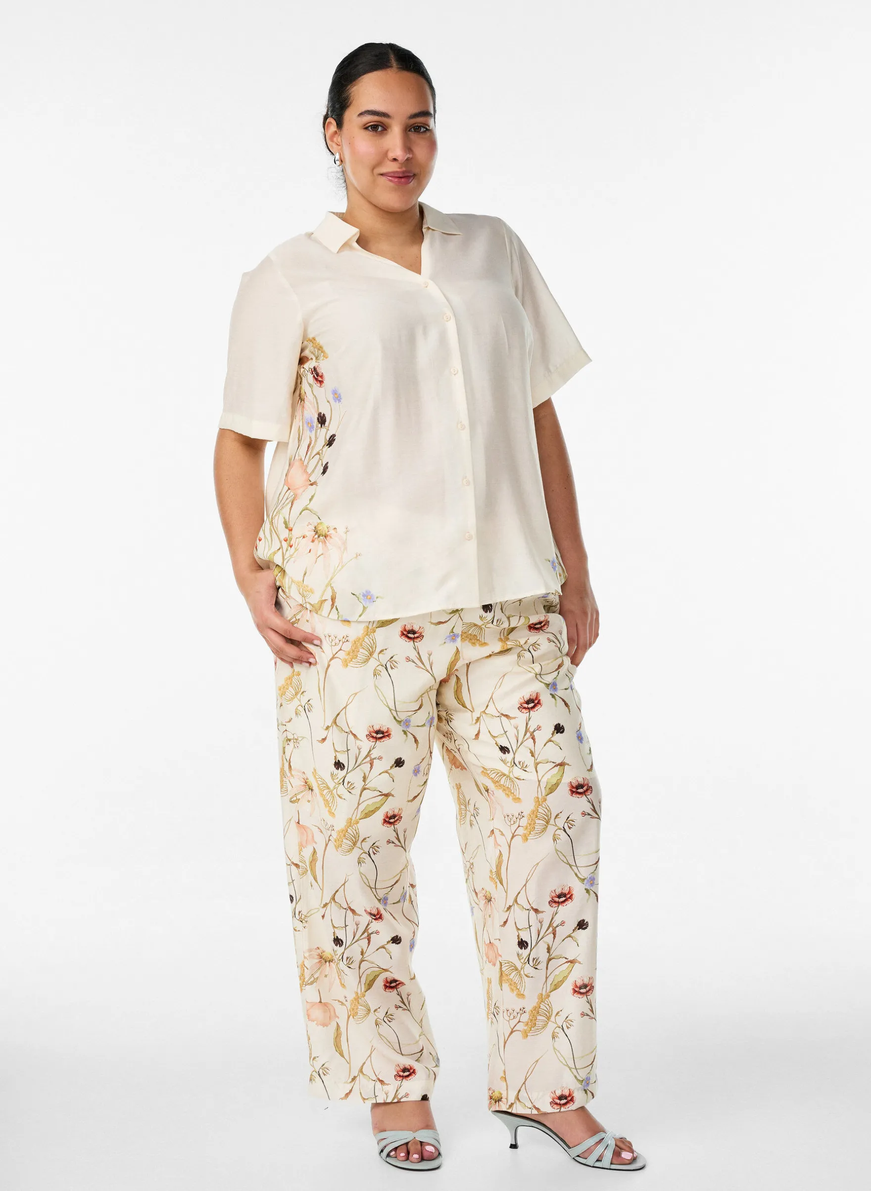 Bluse mit ellbogenlangen Ärmeln und geblümten Details