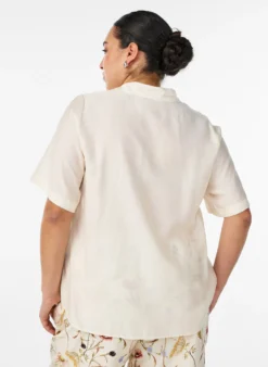 Bluse mit ellbogenlangen Ärmeln und geblümten Details
