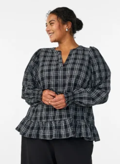 Bluse mit Karomuster und Rüschendetails