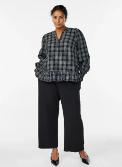 Bluse mit Karomuster und Rüschendetails