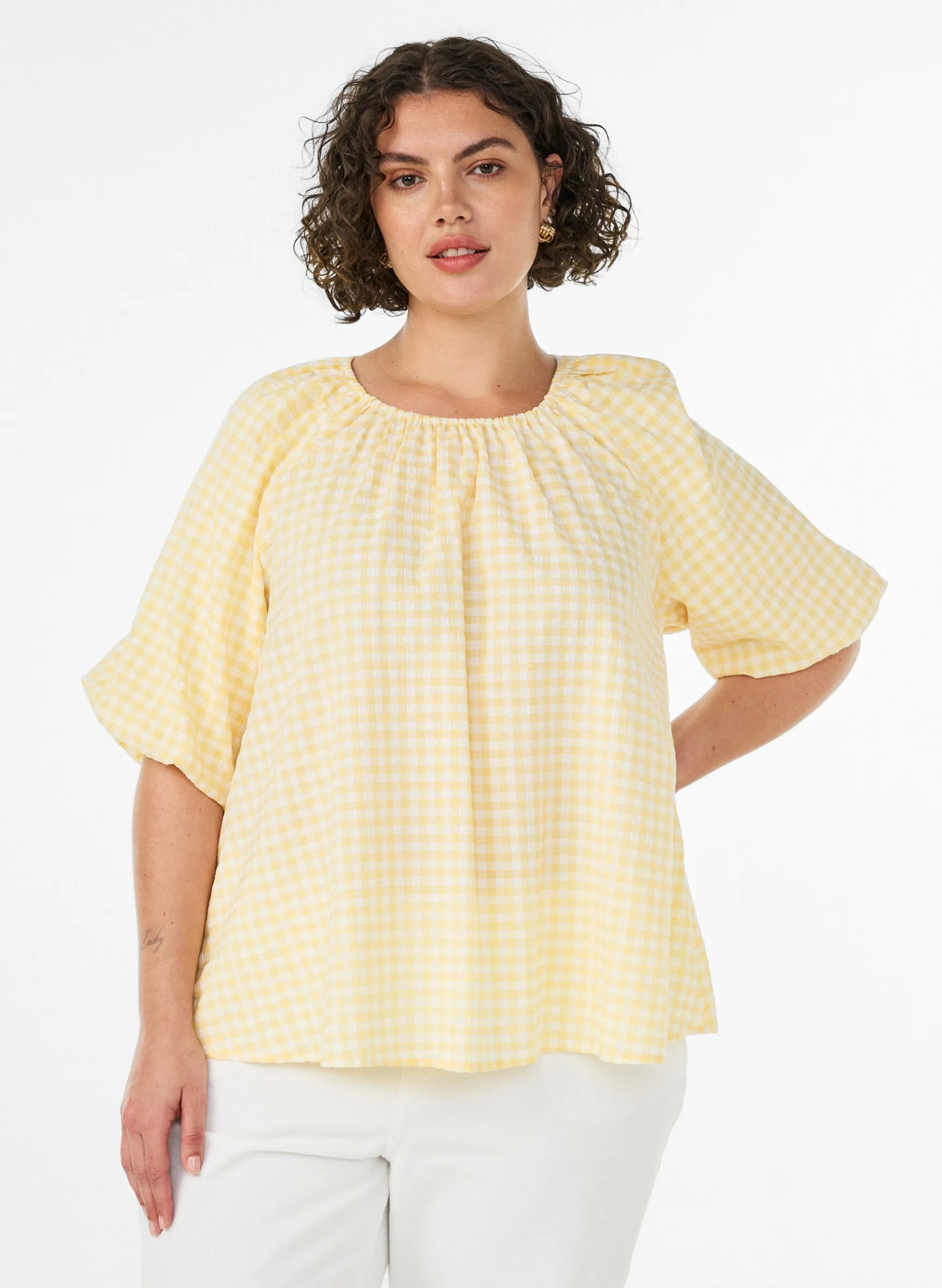 Bluse mit kleinem Karo, elastischem Ausschnitt und halblangen Ärmeln