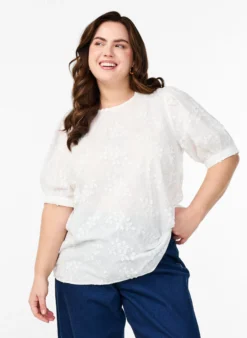 Bluse mit kurzen Ärmeln, Stickerei und Rundhalsausschnitt