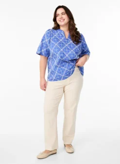 Bluse mit kurzen Ärmeln und aufgesticktem Muster