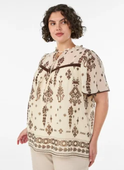 Bluse mit Muster und Häkelborte