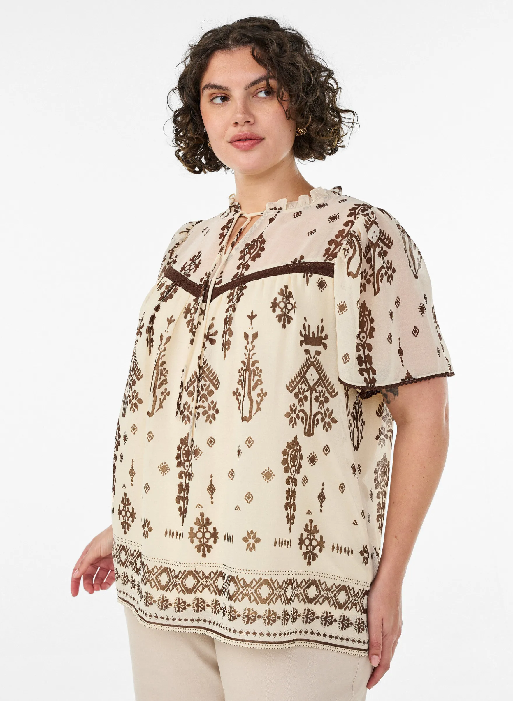Bluse mit Muster und Häkelborte