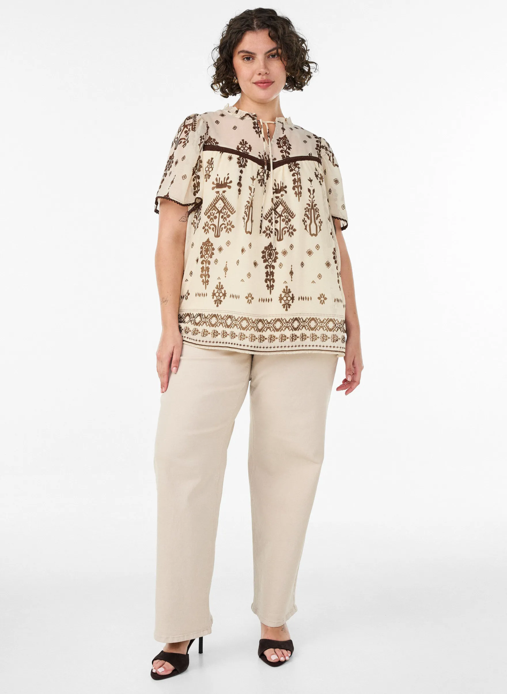 Bluse mit Muster und Häkelborte