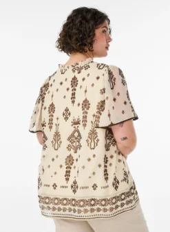 Bluse mit Muster und Häkelborte