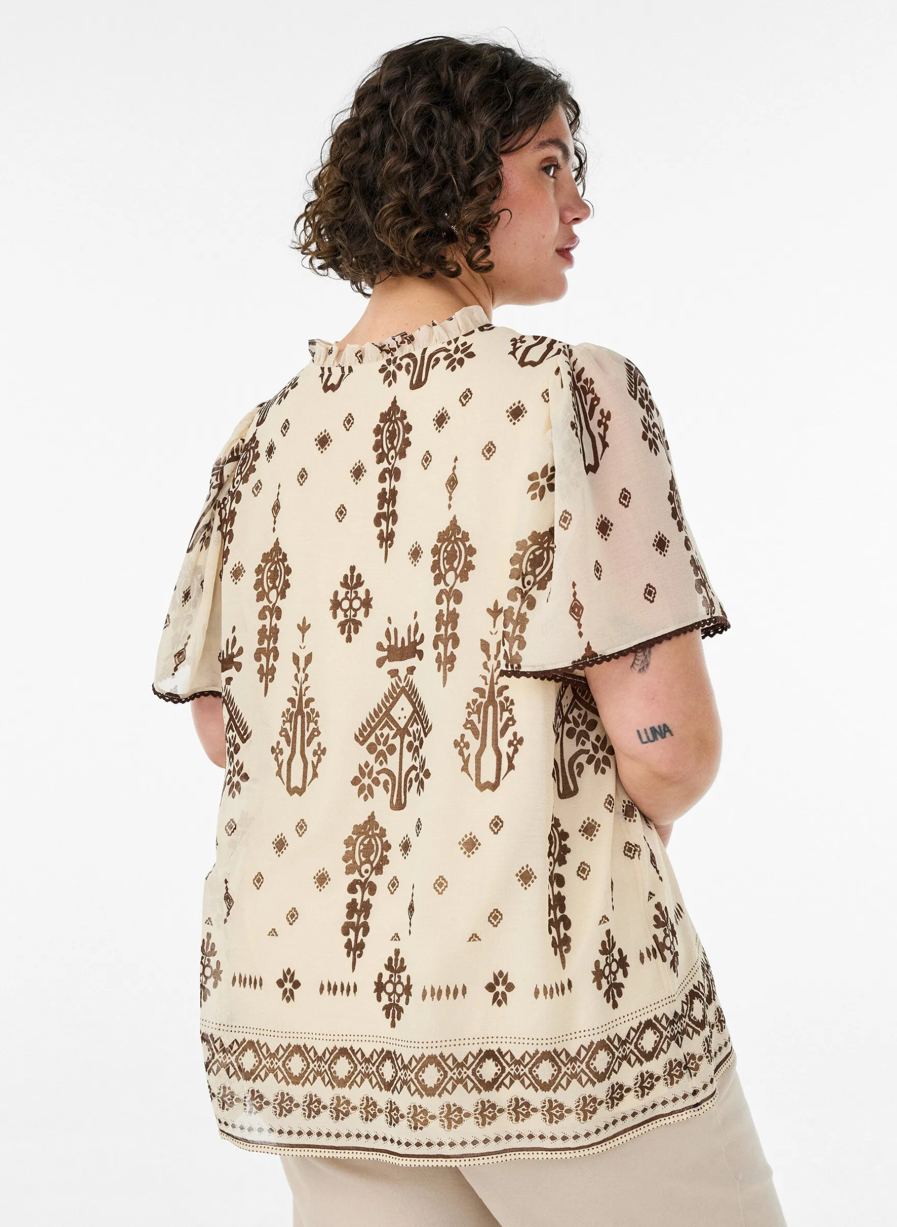 Bluse mit Muster und Häkelborte