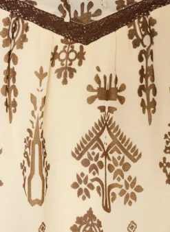 Bluse mit Muster und Häkelborte