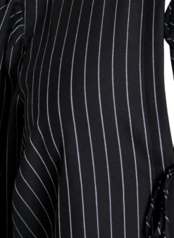 Bluse mit Nadelstreifen und Bindebändern