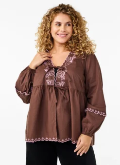 Bluse mit offener Vorderseite und aufwendigen Stickereien