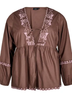 Bluse mit offener Vorderseite und aufwendigen Stickereien