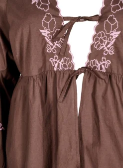 Bluse mit offener Vorderseite und aufwendigen Stickereien