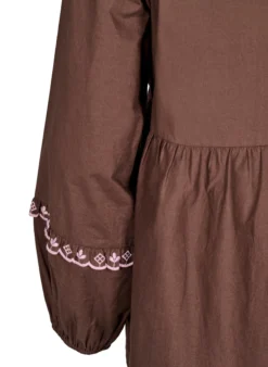 Bluse mit offener Vorderseite und aufwendigen Stickereien