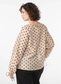 Bluse mit Punkten und Bindedetails