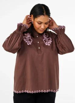 Bluse mit Stickerei und Rüschendetails