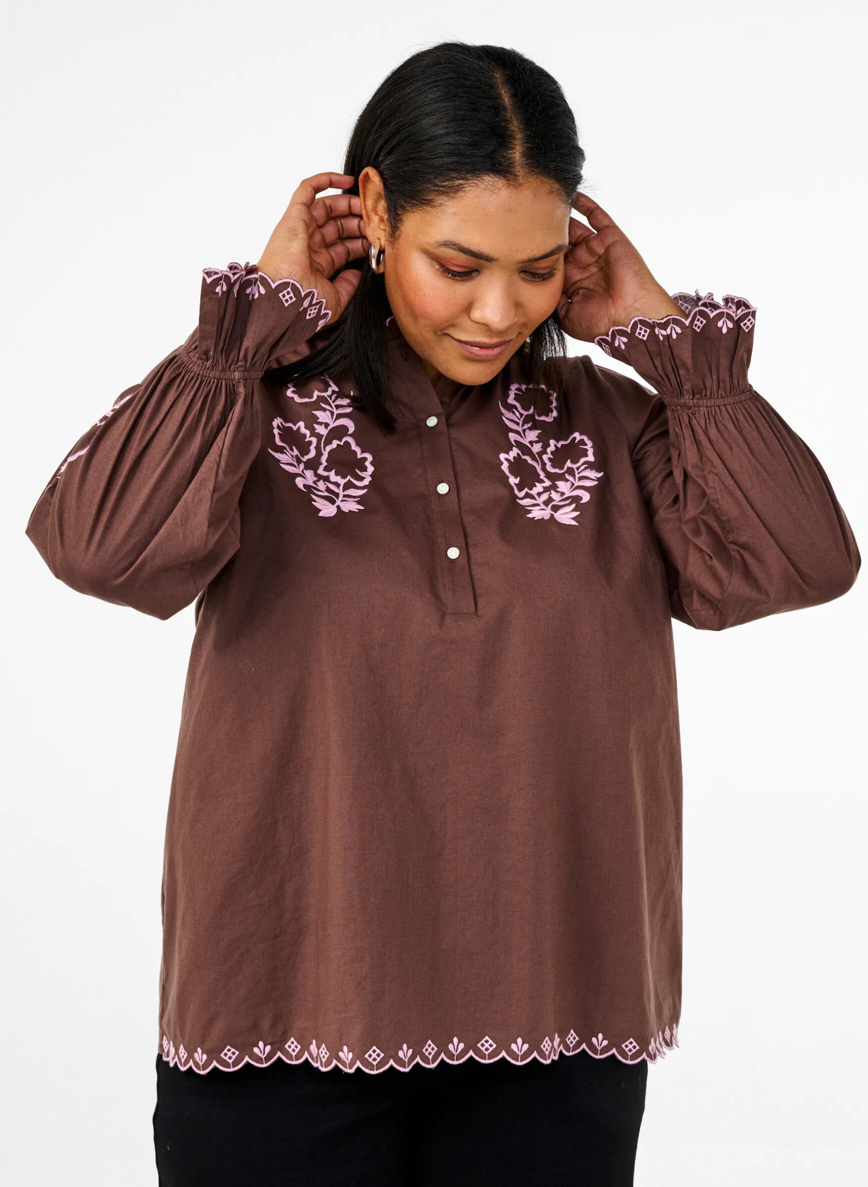 Bluse mit Stickerei und Rüschendetails