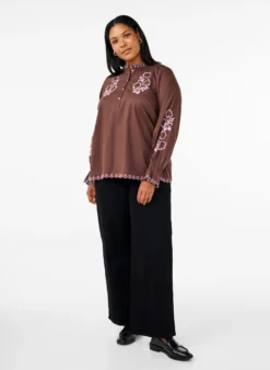 Bluse mit Stickerei und Rüschendetails