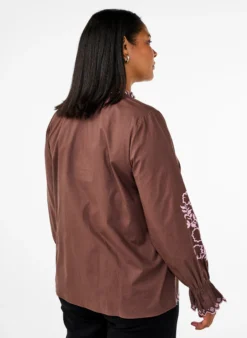 Bluse mit Stickerei und Rüschendetails
