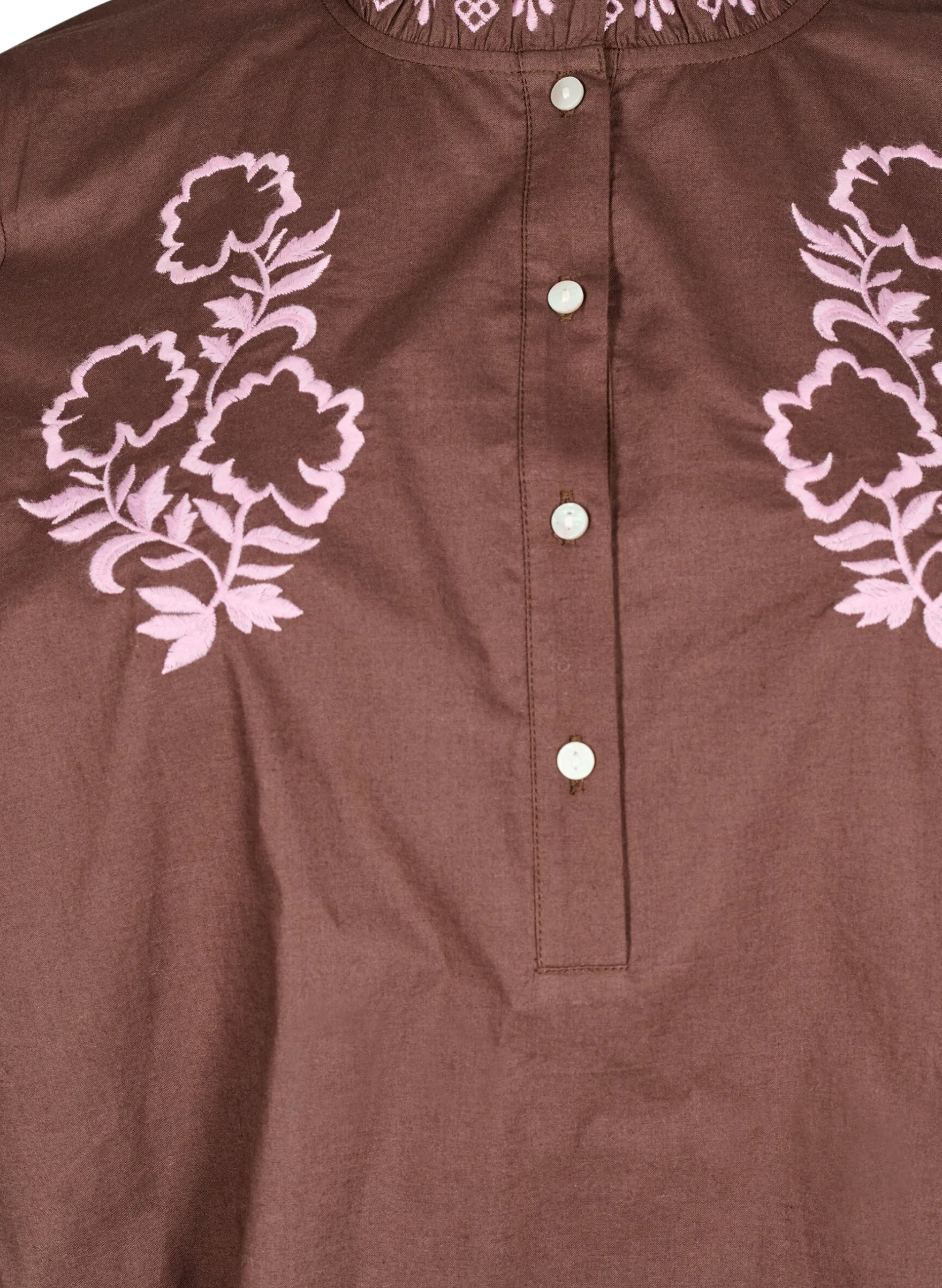 Bluse mit Stickerei und Rüschendetails