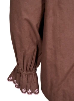Bluse mit Stickerei und Rüschendetails