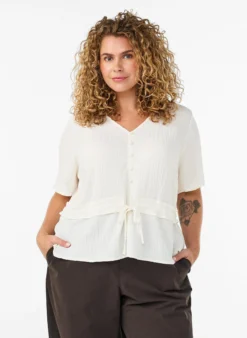 Bluse mit Struktur und Taillenbindung