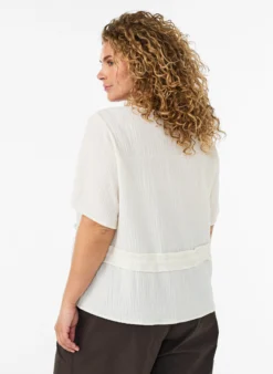 Bluse mit Struktur und Taillenbindung