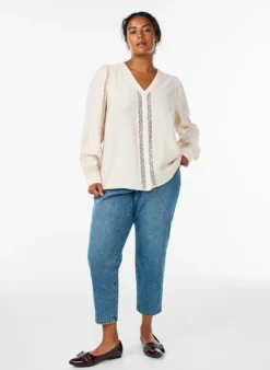 Bluse mit V-Ausschnitt und bestickten Bändern